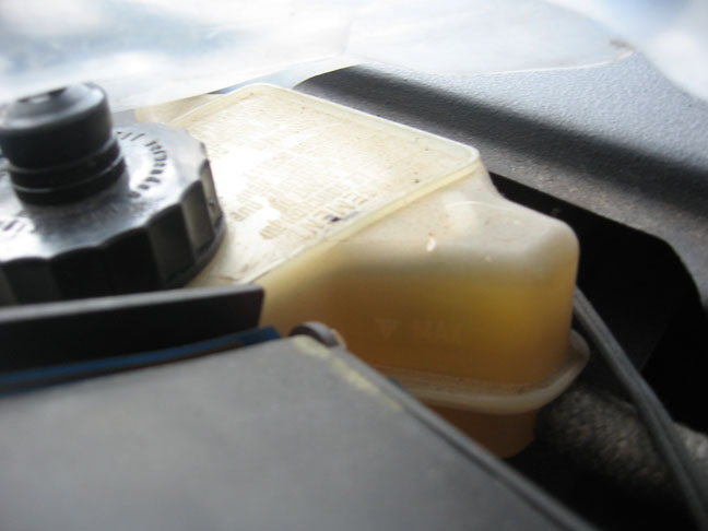 Bremsflüssigkeitsstand weit über MAX.