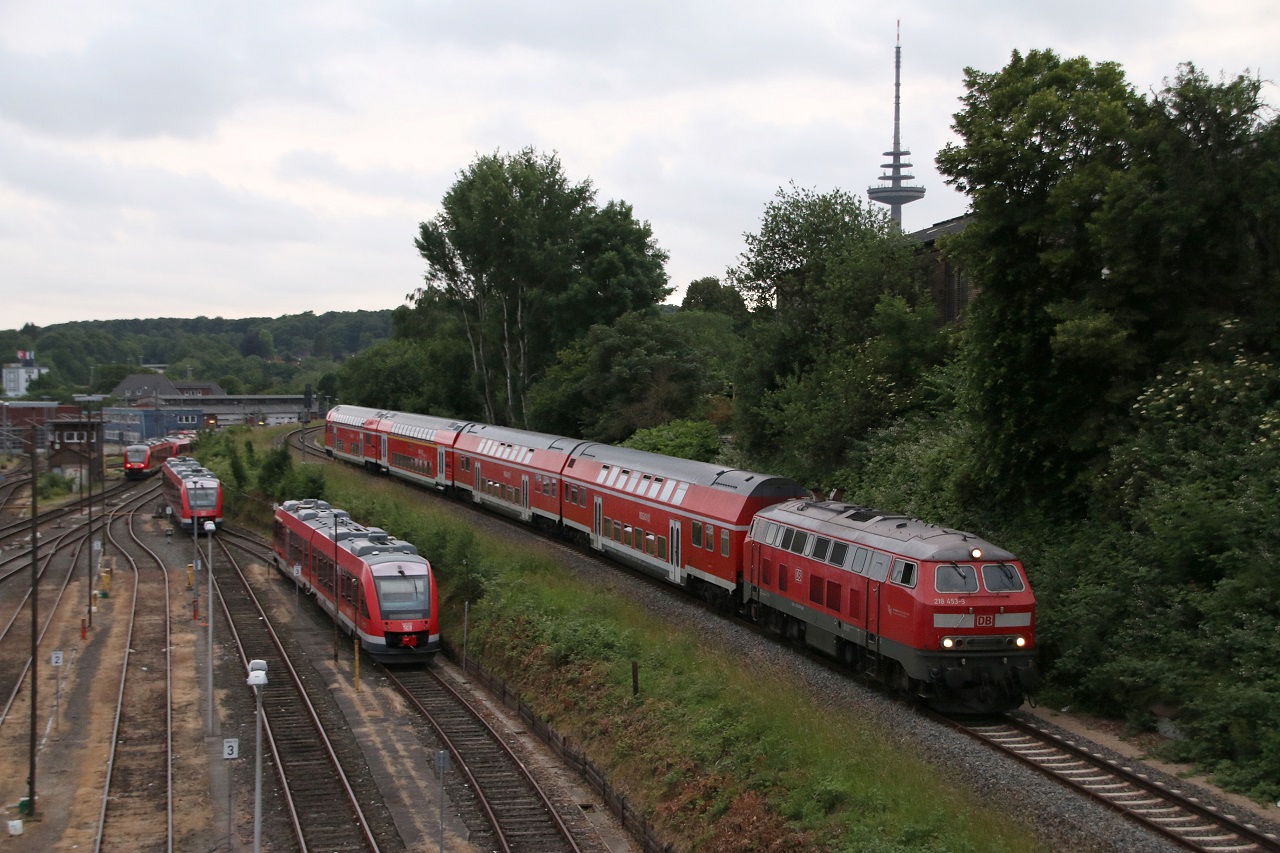 218 453-9 bei der Einfahrt in den Kieler Hbf