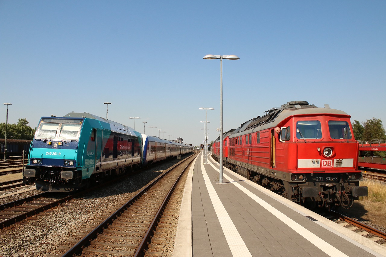 232 635-3 und 245 201-9 in Niebüll